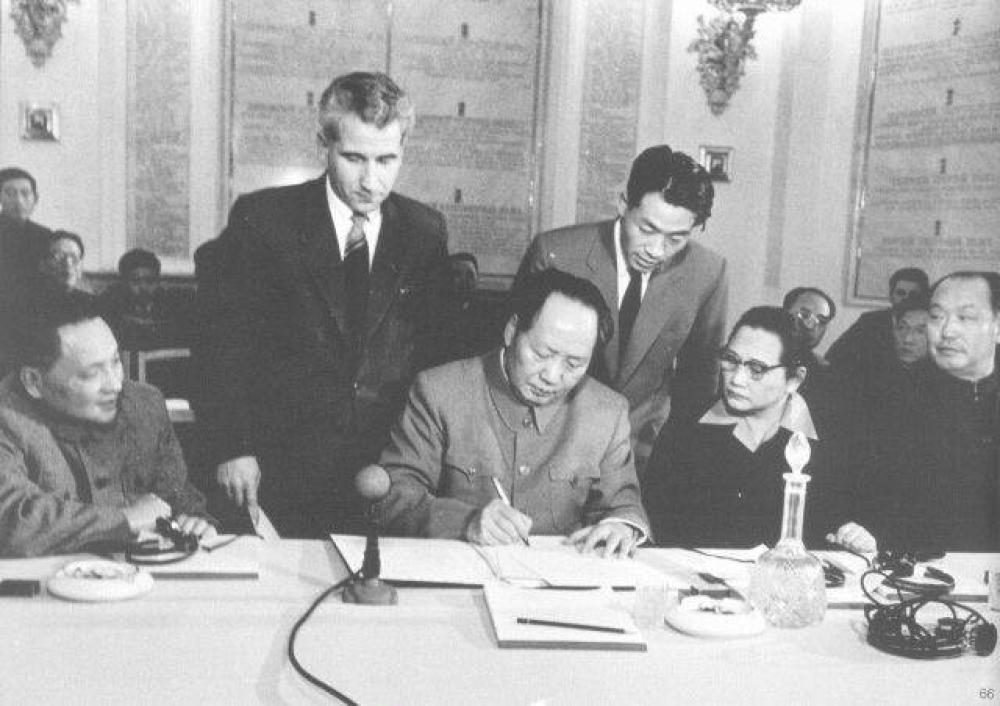 Mao Zedong signs a cooperative agreement at the International Meeting of Communist Workers in Moscow in 1957