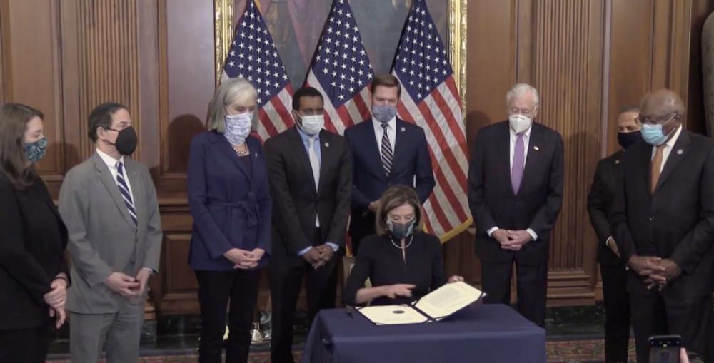 Nancy Pelosi signs the article of the second impeachment of Donald Trump